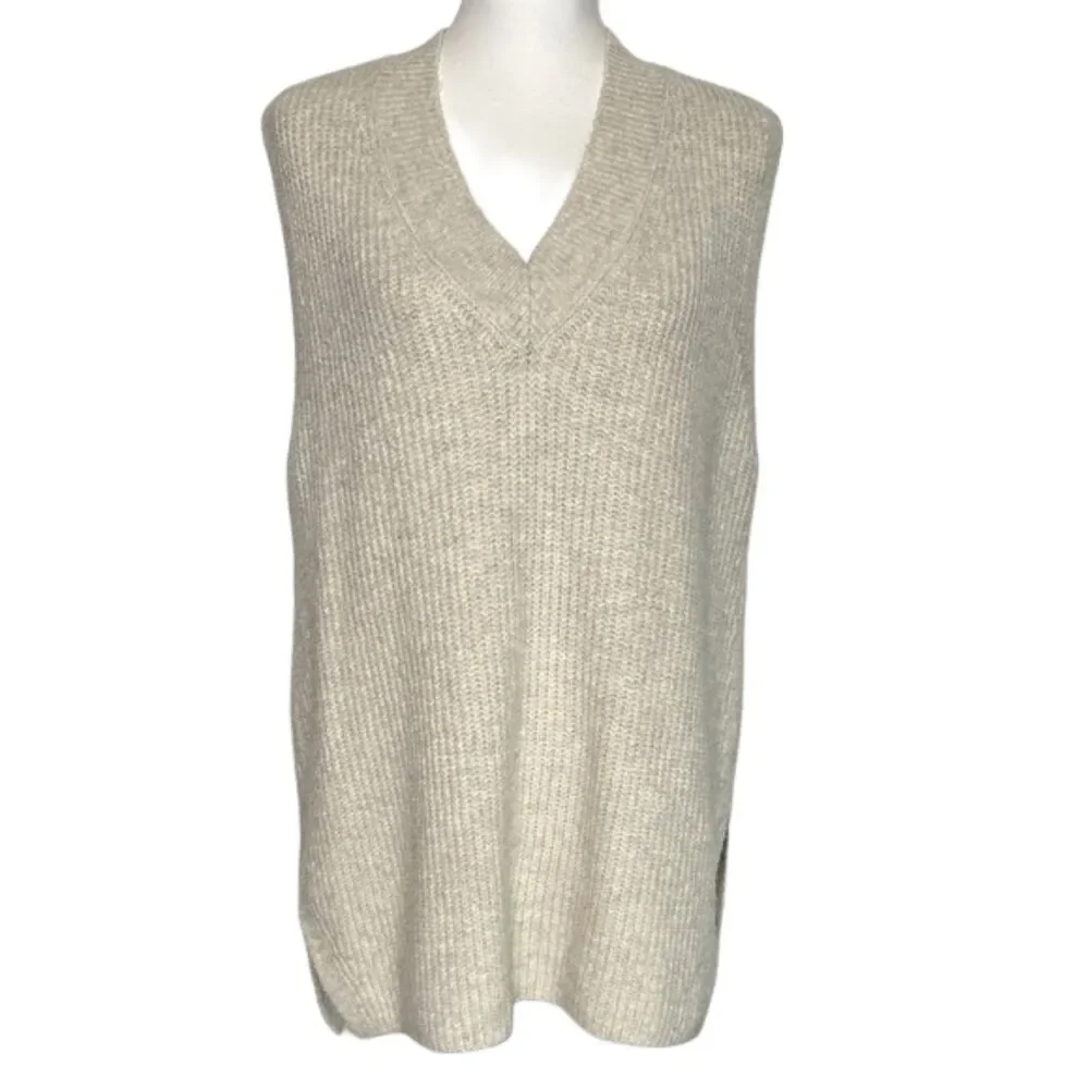 Vince Camuto Tunic Knit Sweater Vest V Neck Sleeveless Medium Preppy Clean Girl